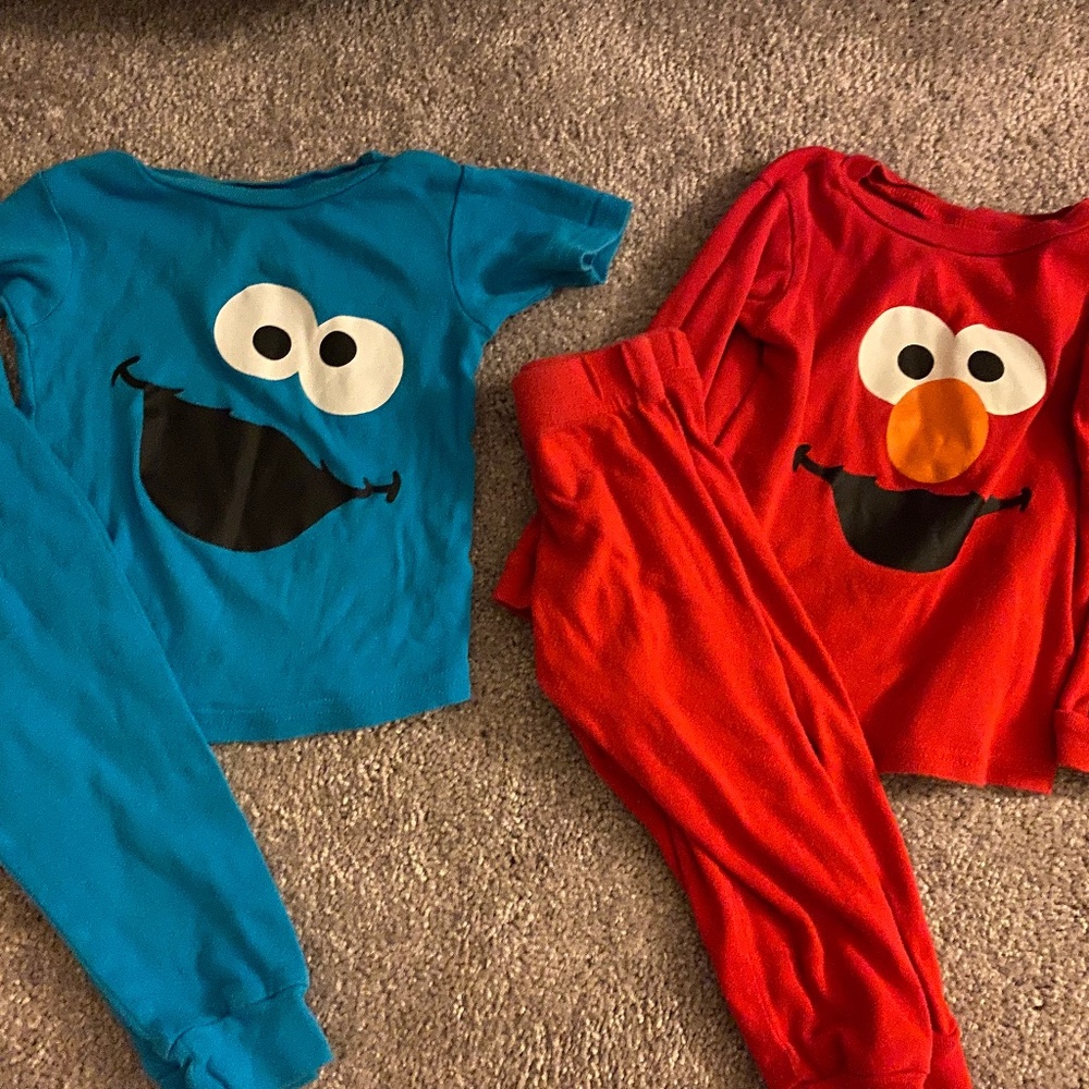 Unisex Sesame Street pajama sets